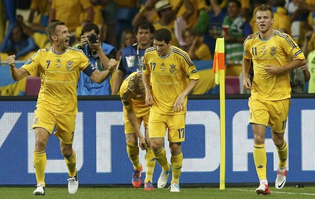Fotbalisté Ukrajiny oslavují branku