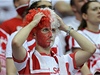 Polský fanouek se chytá za hlabvu po remíze s eckem. Poadatelská zem oekávala od svých fotbalist lepí výsledek.