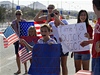 Lidé ekají v mexickém Los Cabos na kolonu aut, piváející amerického prezidenta Baracka Obamu