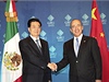 Na summitu nechybl ani ínský prezident Hu Jintao. Na snímku si s ním tese rukou prezident poadatelské zem Felipe Calderon po bilaterálním jednání mezi ínou a Mexikem.