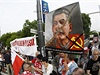 Poláci pochodují s plakátem: "Rusové a Poláci, pamatujte, kdo je vrah"