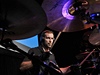 Branká reprezentace Petr ech si v eském dom ve Vratislavi zahrál na bicí spolen s kapelou Eddie Stoilow