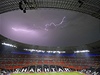 Arénu v Doncku skrápl hustý dé a nad stadionem se blýskalo. Zápas Ukrajiny s Francií byl proto peruen