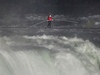 Americký kaskadér Nik Wallenda po visutém lan peel Niagarské vodopády.
