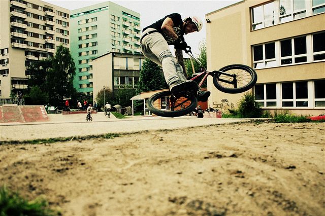 Tým mladých z Ostravy opravil bikepark pro jezdce z celého m�sta.