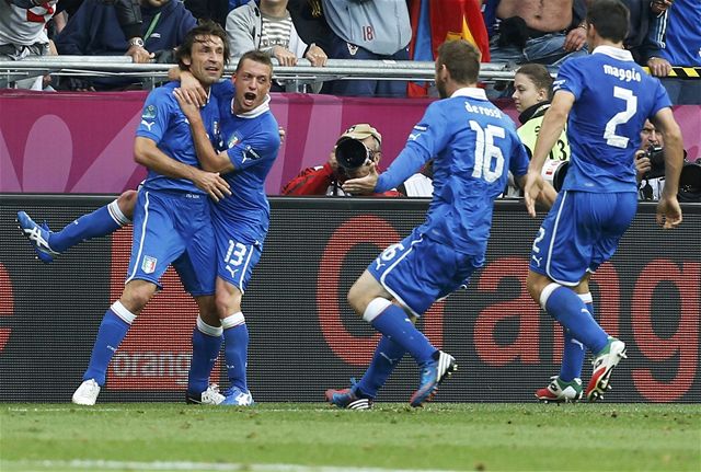 Fotbalisté Itálie oslavují branku