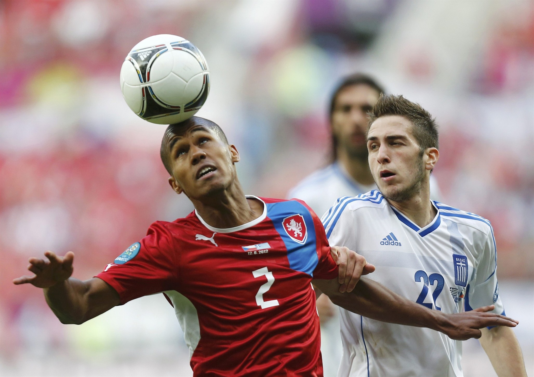 �eský fotbalista Theodor Gebre Selassi (vlevo) a �ek Kostas Fortunis