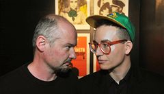 Jeden z len výtvarné skupiny Rafani David Koínek (vlevo) a Mark Ther, který ve filmu vystupuje