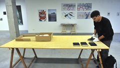 Kurátor výstavy Ji�í Ptá�ek p�i instalaci