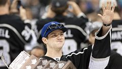 Hokejisté Los Angeles Kings slaví s fanouky vítzství Stanley Cupu, na snímku branká Jonathan Quick 