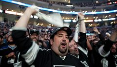 Hokejisté Los Angeles Kings slaví s fanouky vítzství Stanley Cupu