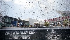 Hokejisté Los Angeles Kings slaví s fanouky vítzství Stanley Cupu