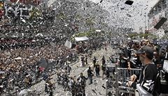 Hokejisté Los Angeles Kings slaví s fanouky vítzství Stanley Cupu