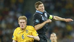 Kapitán Anglie Steven Gerrard (vpravo) a �véd Rasmus Elm