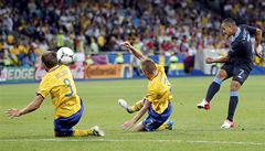 Fotbalista Anglie Theo Walcott (vlevo) skóruje