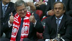 éf UEFA Michel Platini (vpravo) a polský prezident Bronislaw Komorowski