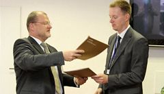 Michal Hon (vlevo) a Jií Stank po podpisu smluv na nákup letadel CASA.