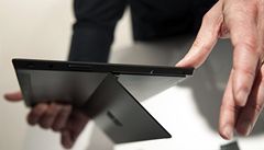 Zam�stnanec Microsoftu upozor�uje na design tabletu.