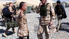 Velitel 9. jednotky plukovník Genser vítá generála Picka v Lógaru.