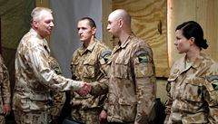 Generál Picek se zdraví s p�íslu�níky �tábu 9. jednotky PRT Lógar p�ed úvodní prezentací.