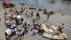 Obyvatelé Prahy mají o kvalitu veřejného prostoru zájem. Na několik dní se část pražské náplavky transformovala v příjemné místo - nejdříve společné práce a následně odpočinku a výměny názorů 