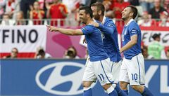 Antonio Di Natale oslavuje branku se spoluhrá�i