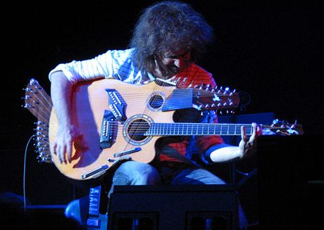 Pat Metheny hraje na svou dvaatyicetistrunnou kytaru