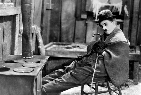 Charlie Chaplin ve slavném filmu Zlaté opojení