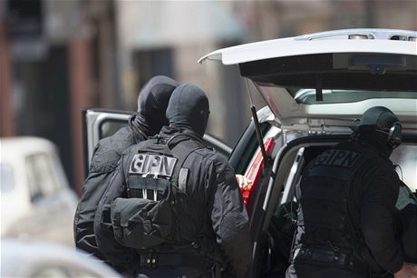 Ozbrojený mu hlásící se k teroristické síti Al-Káida drí nkolik rukojmích v bance ve mst Toulouse 
