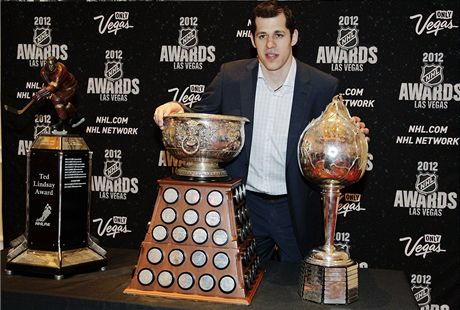 Ruský hokejový útoník Jevgenij Malkin z Pittsburghu s trofejemi za uplynulý roník NHL