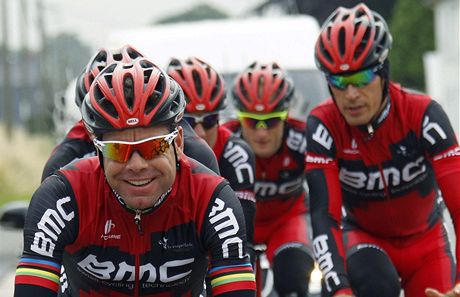 Australský cyklista Cadel Evans (vlevo) na tréninku ped Tour de France, kde bude obhajovat prvenství