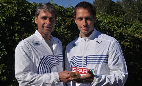 Zlatý otpa Vítzslav Veselý (vpravo) a jeho trenér Jan elezný 