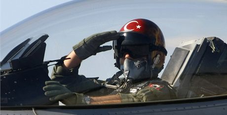 Turecký pilot ve stíhace (ilustraní foto)