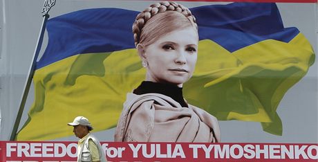 Svoboda pro Juliji. svoboda pro Ukrajinu. Mu prochází kolem billboardu Tymoenkové v Kyjev