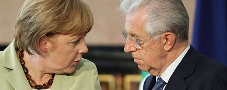 Nmecká kancléka Angela Merkelová hovoí s italským premiérem Mariem Montim na konferenci v ím.