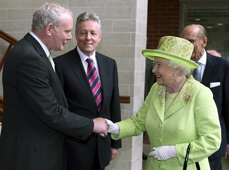 Britská královna si poprvé potásla rukou s bývalým velitelem IRA 