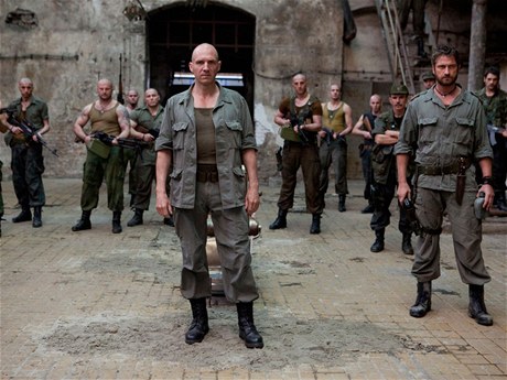 Bojovník mezi svými. Coriolanus (Ralph Fiennes, uprosted) se pidá k Volskm vedeným Aufidiem (Gerard Butler, vpravo). 