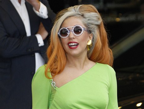 Lady Gaga je známá sbratelka módy. Z aukce at od u neijícího návrháe Alexandera McQueena si jeden model také odnesla.