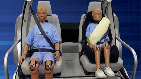 Automobilka Ford pedstaví nový model Mondea s bezpenostními pásy s airbagem na zadních sedadlech.