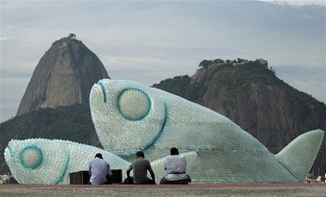 Happening ekologických aktivist a ryby z plastových lahví vystavené na plái v Riu