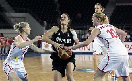eská basketbalistka Kateina Bartoová (vlevo)