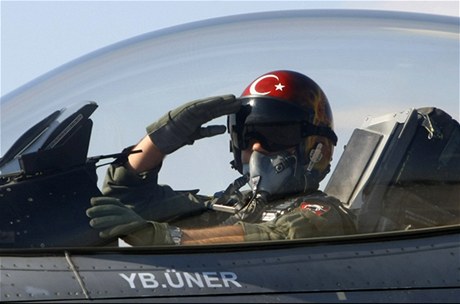 Turecký pilot ve stíhace (ilustraní foto)