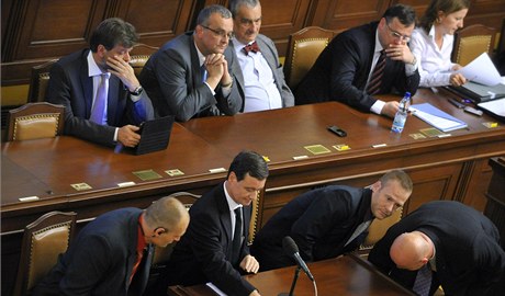 Ministr financí Miroslav Kalousek bedliv pozoruje Davida Ratha, který práv promluvil o policejním státu.