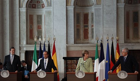 Rozhodující tyka eurozóny na setkání v ím (zleva): italský premiér Mario Monti, nmecká kancléka Angela Merkelová, francouzský prezident Francois Hollande a panlský premiér Marioano Rajoy 