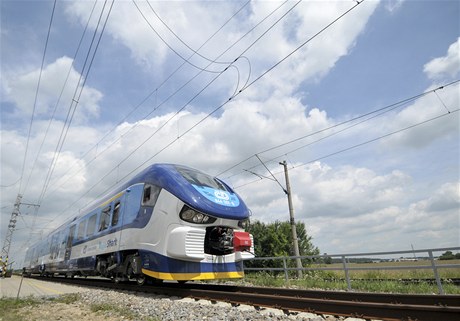 Na zkušebním okruhu ve Velimi představily České dráhy nový typ vlaků pro osobní dopravu - RegioShark. 
