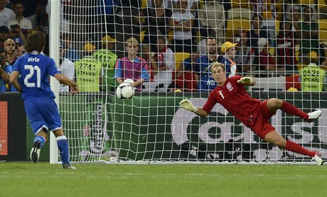 Andrea Pirlo promuje pokutový kop