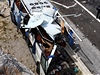 Trosky eského autobusu, který havaroval na chorvatské dálnici A1 nedaleko tunelu 