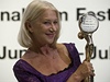 Helen Mirrenová p�evzala na úvod festivalu v Karlových Varech K�i��álový glóbus