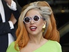 Lady Gaga je známá sbratelka módy. Z aukce at od u neijícího návrháe Alexandera McQueena si jeden model také odnesla.