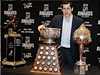 Ruský hokejový útoník Jevgenij Malkin z Pittsburghu s trofejemi za uplynulý roník NHL